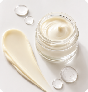 Texture di RenovaCare C94: crema bianca in vasetto di vetro con velo applicato